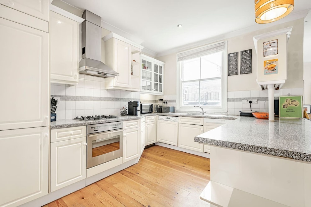 Elegant 1BR Apartment in Kensington With Balcony