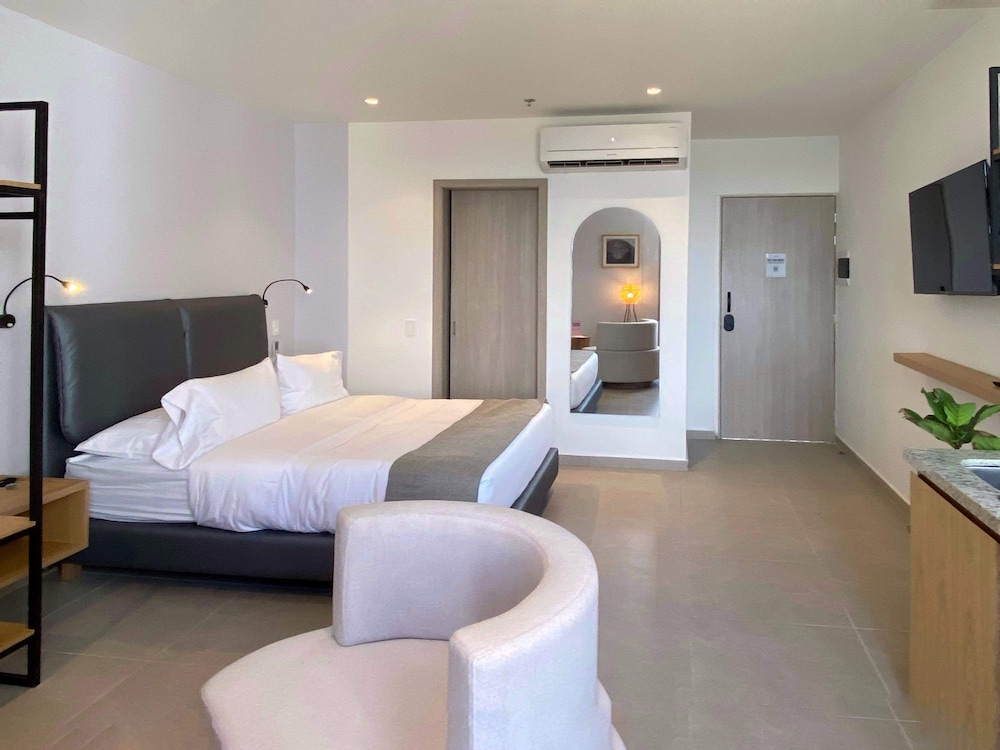 w Grandiose 2BR w Lovely Terrace in CTG