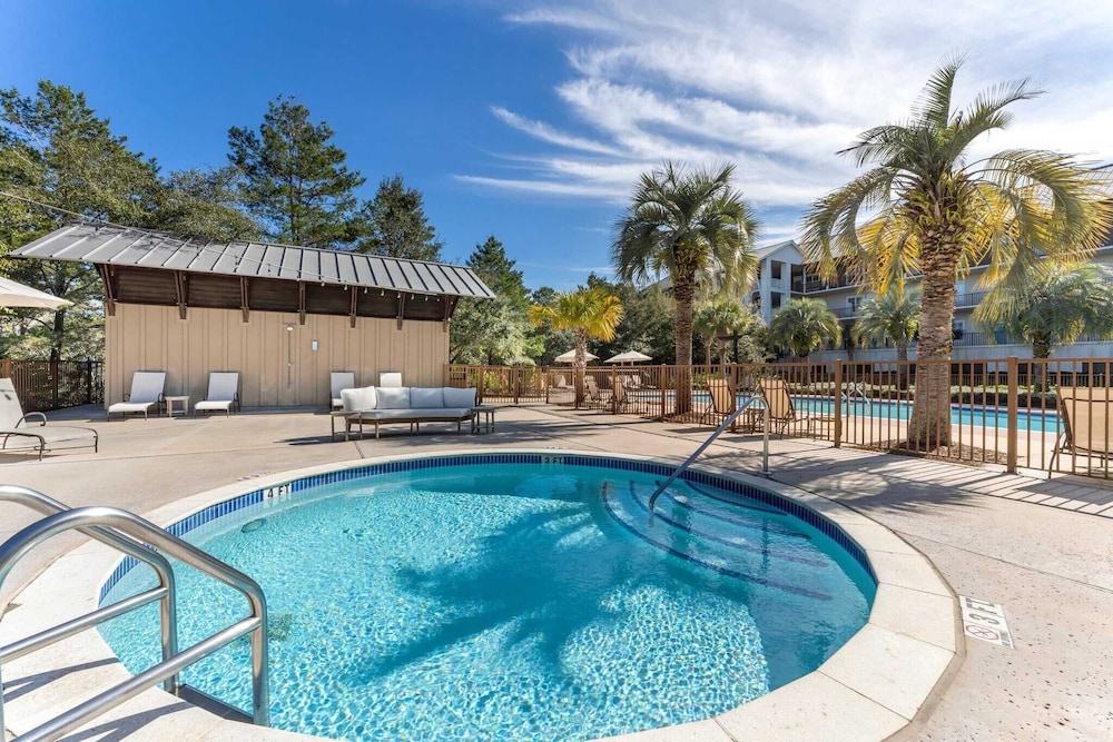 Salty Air & Blue Mountain Flair 3BR Condo w/ Pool, Balcony & Beach Access!