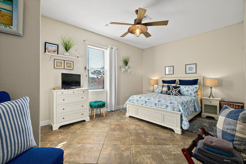 Perfect Beach House 2min Walk With Heated Pool and Hot Tub 4 bed 3 Bath With Pet Friendly