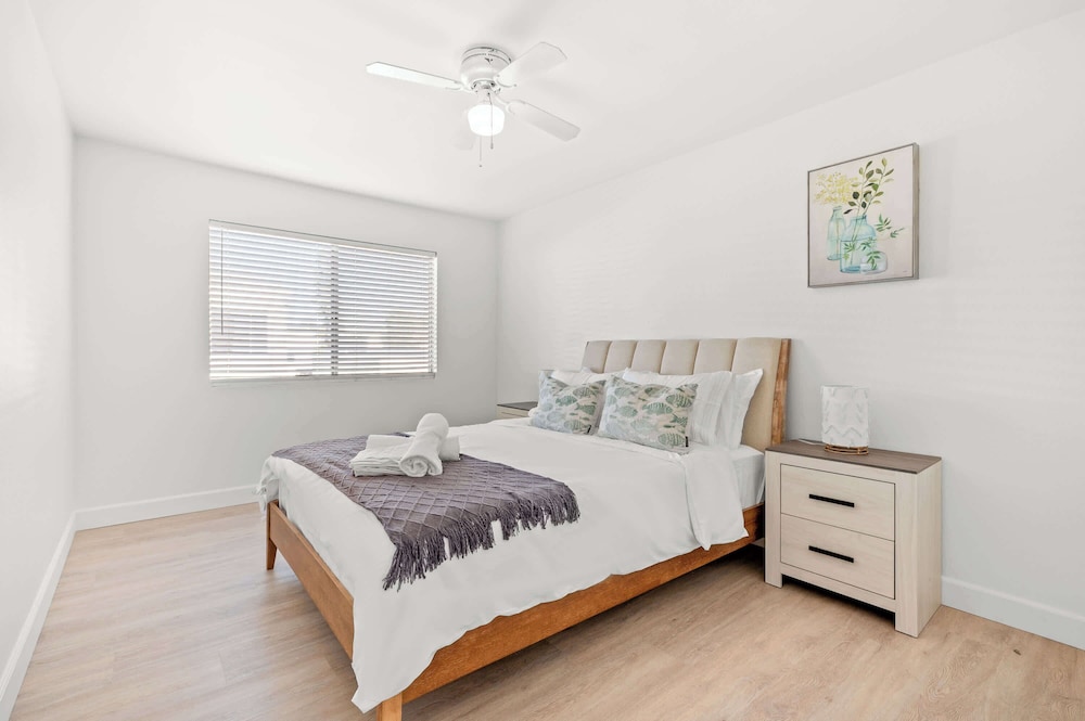 Modern Glendora Retreat Family Getaway Near Cal Poly & Mt. SAC