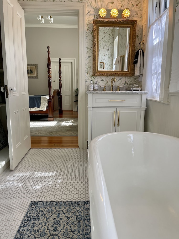 Ashland Vacations - McCall House Boutique Inn - Property Image 10