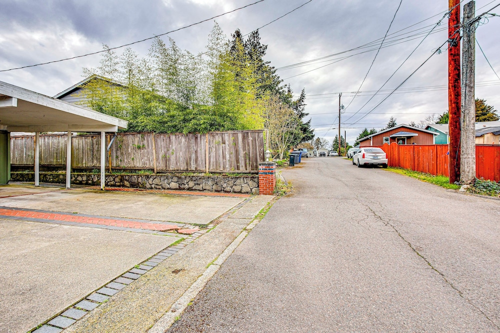 Seatac Home w/ Patio & Grill - 3 Mi to Airport!