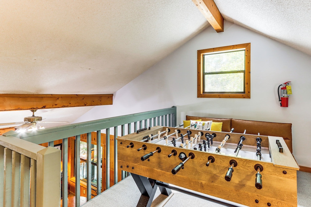 Cartecay River Retreat w/ Yard & Screened Porch!