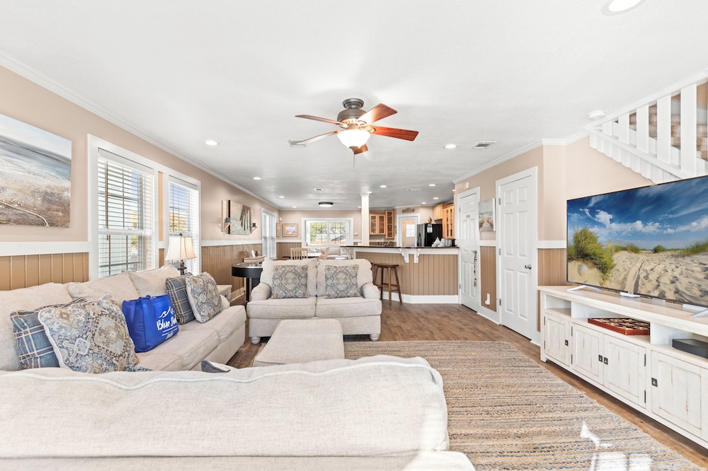 Just Beachy 3BR Dog-friendly Townhouse Near Beaches & Attractions!