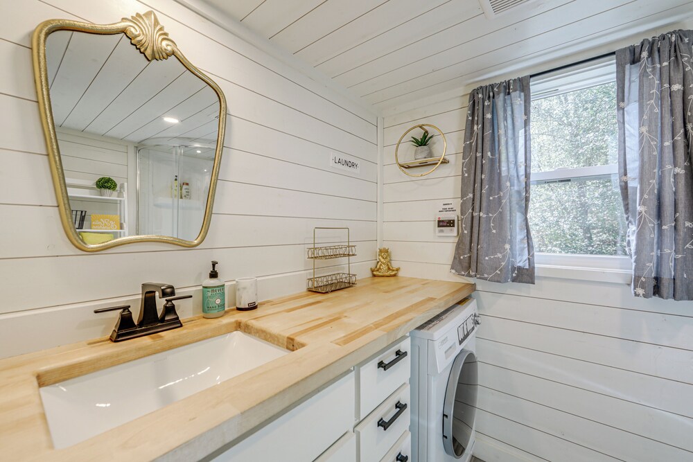 Blue Ridge Mountain Tiny Home: Escape to Nature!