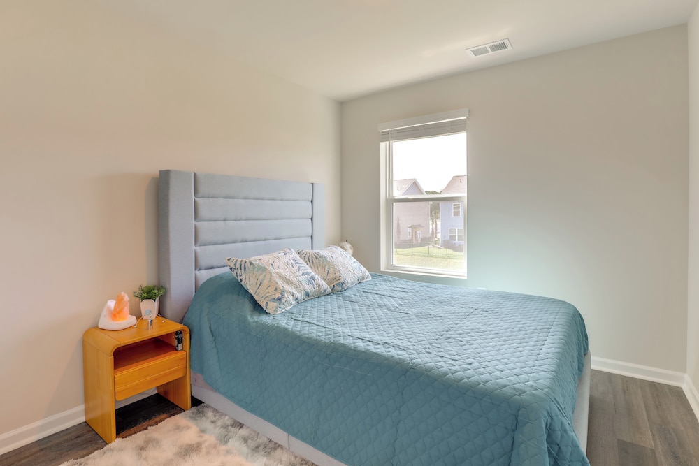 Modern Escape 2 Mi to Surfside Beach Fishing Pier