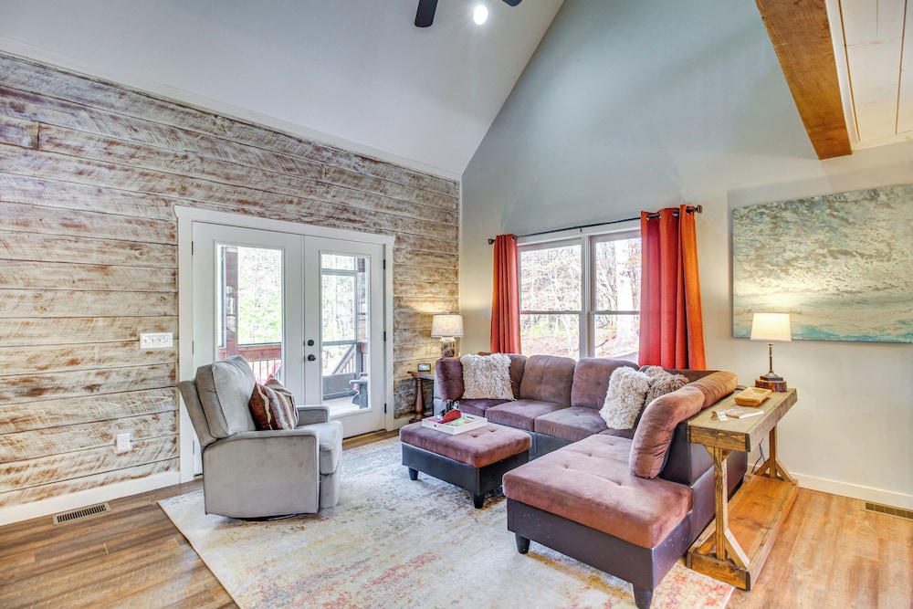 Hot Tub & Movie Room: Updated Cabin in Ellijay!