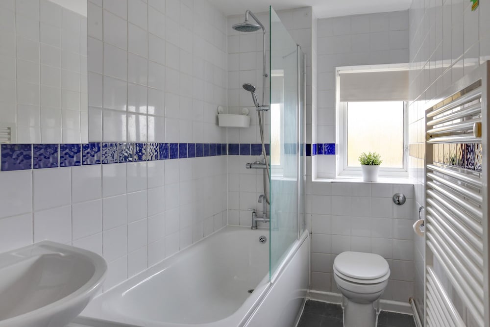 BookedUK - Bright flat in Harlow view 2