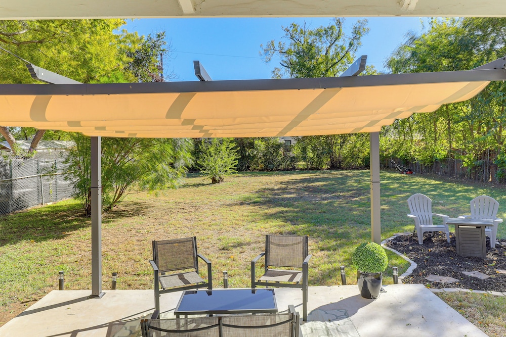 Walk to Cowboys Stadium! Arlington Home w/ Yard