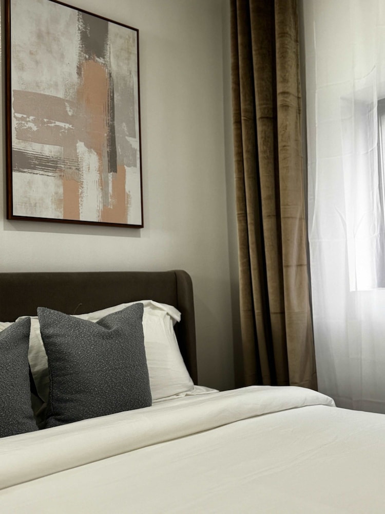 Spacious Brand new Fully Furnished 2-bedroom in Prime Murray Hill Move-in Ready