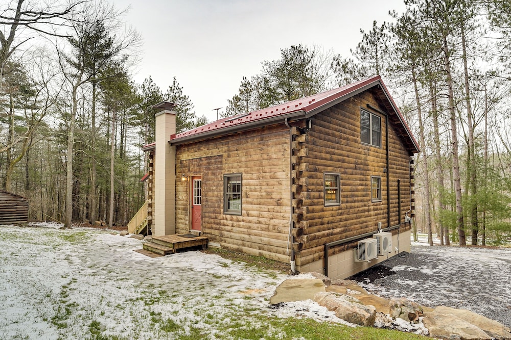 Family-friendly Tyrone Cabin w/ Deck Near Hiking