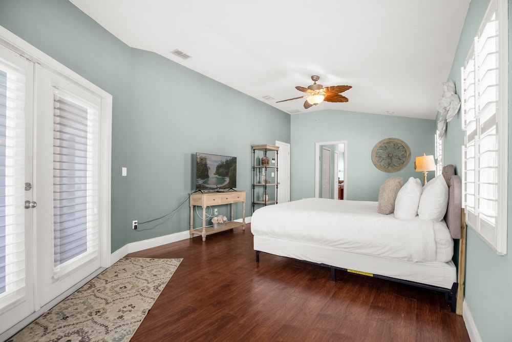 Upstay - Waterside Home With Pool and Hot Tub