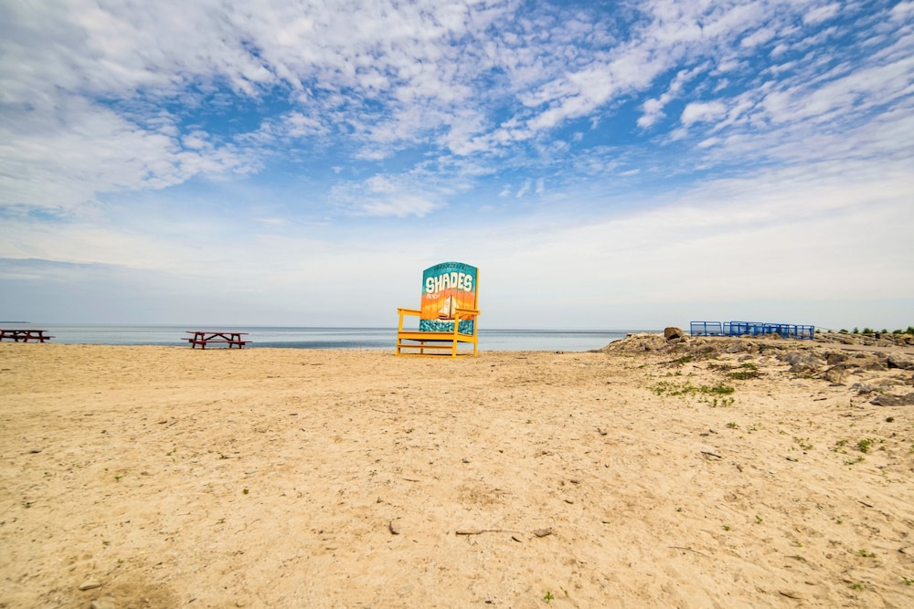 Home < 1 Mi to Lake Erie & Shades Beach Park!