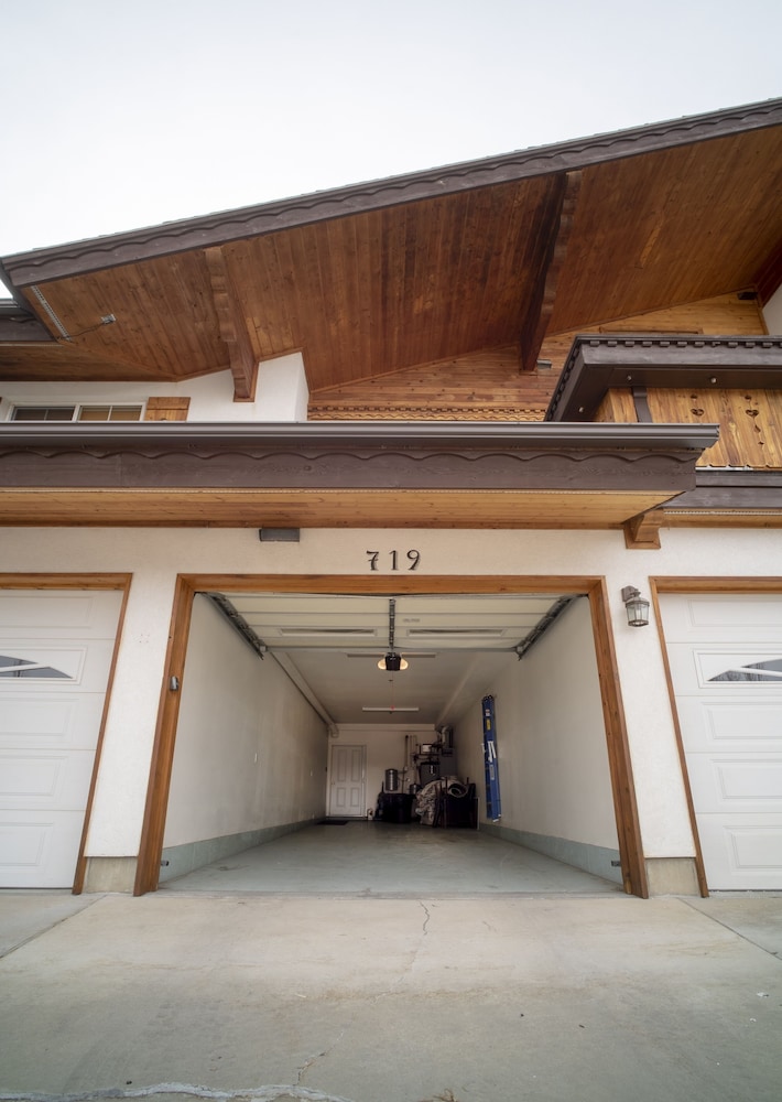Family Vacation~heated In/out Pool, Tubing & Ice Skating 719 3 Bedroom Townhouse by RedAwning view 3