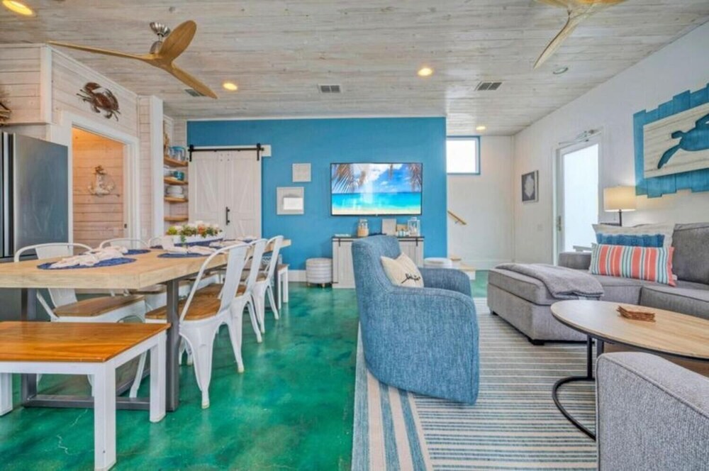Huge Priv Rooftop w/ Ocean Glimpse View, Pool Seaside Lookout by Avantstay view 3
