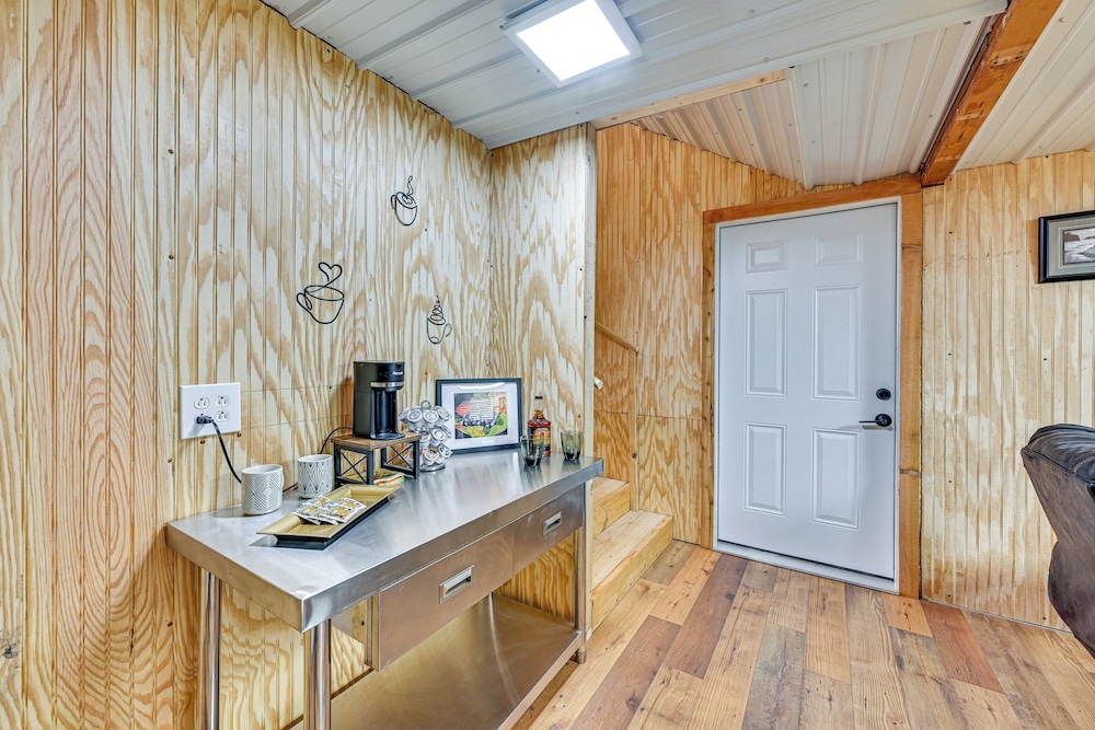 Easy I-30 Access: Cozy Texarkana Apt w/ Essentials