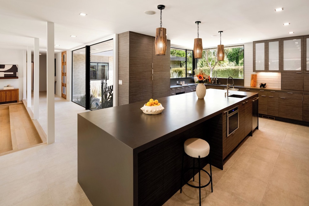 Valea Estate - Secluded Beverly Hills Retreat 1-acre Oasis