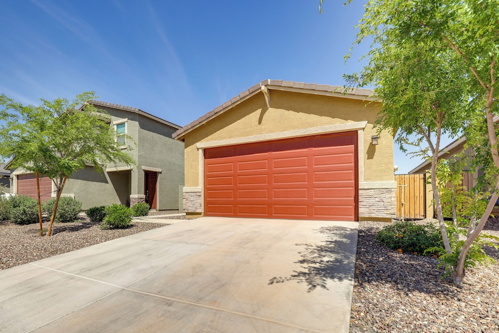 10 Mi to Downtown: Suburban Phoenix Home
