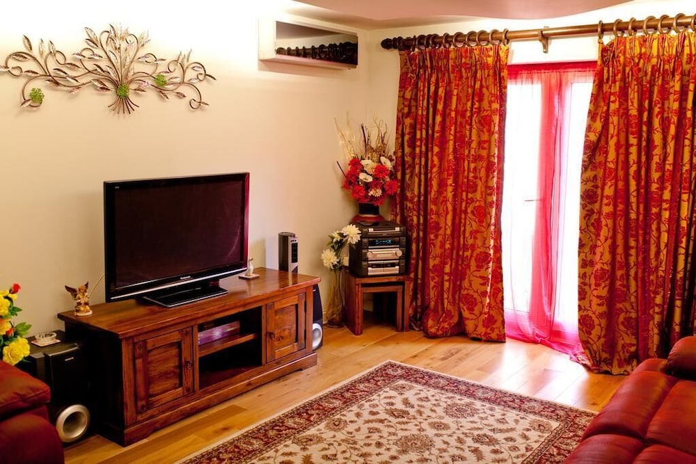 Karah Retreats - Calne view 5