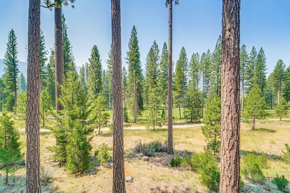 Golf & Mountain Views - Retreat in Clio