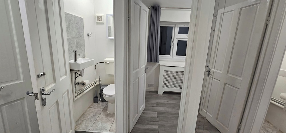 Spacious & Modern 2-bed House in Dagenham