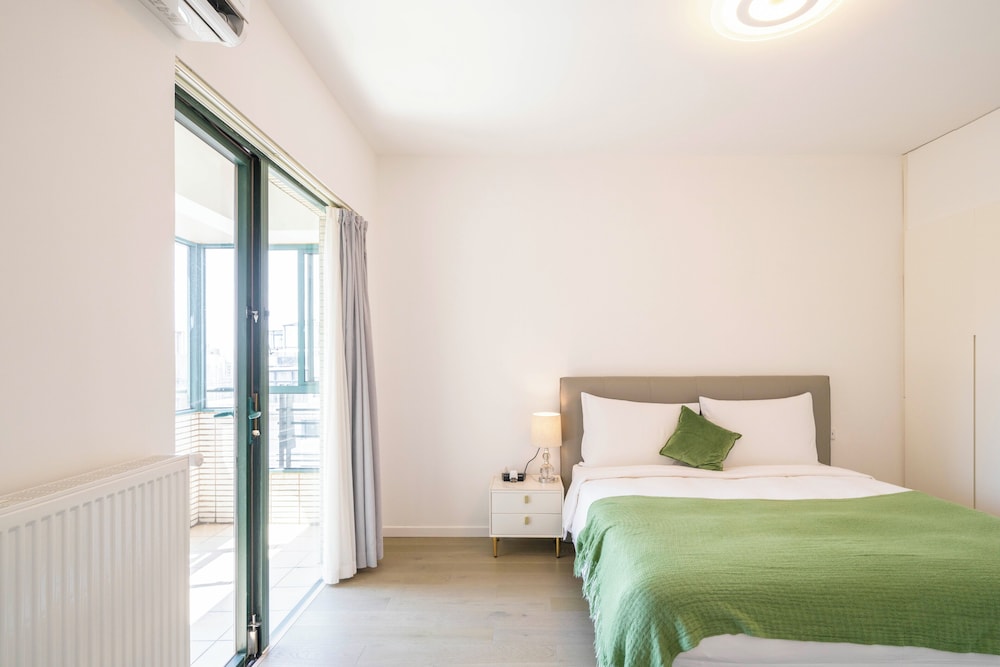 Tyms Elegant 4BR 2BA Apt in Xujiahui