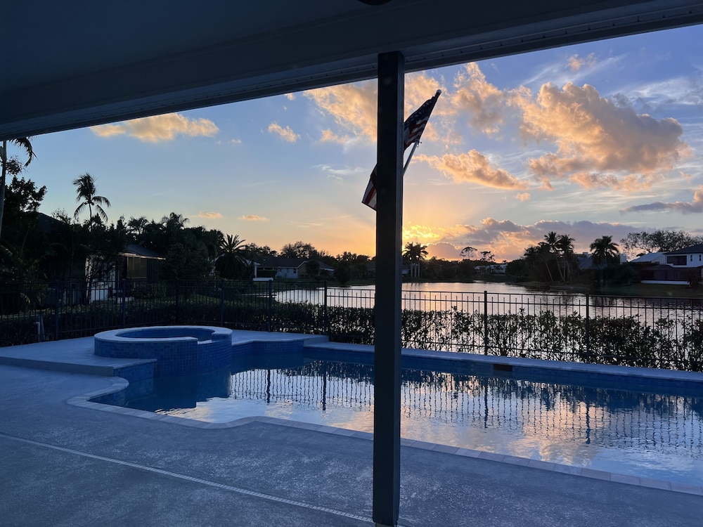 Fall In Naples - Game Room Pvt Pool Hot Tub Impeccable Decor 3 Bedroom Home