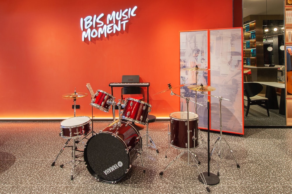 ibis Jiaodong Airport EMU Town Store