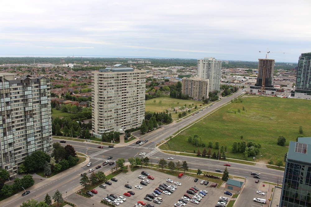 Lake View Luxury Condo by Elite Suites