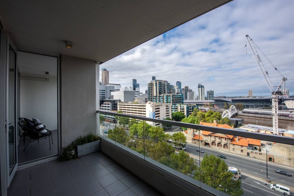 Convenient 2-bedroom Apt in Docklands With Pool