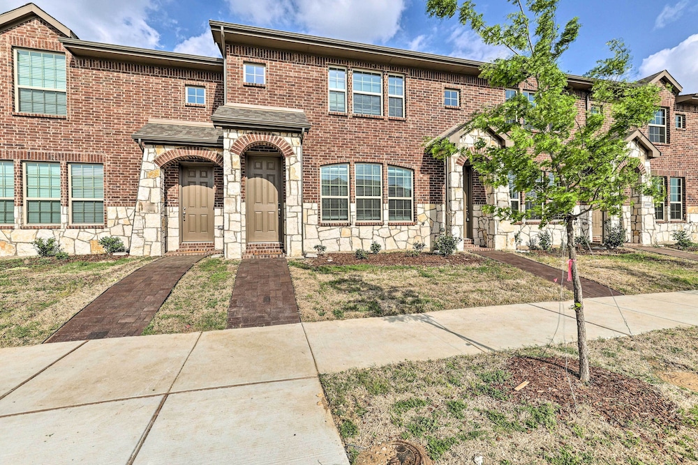 Brand-new Townhome Near Unt/twu & The Square! view 4