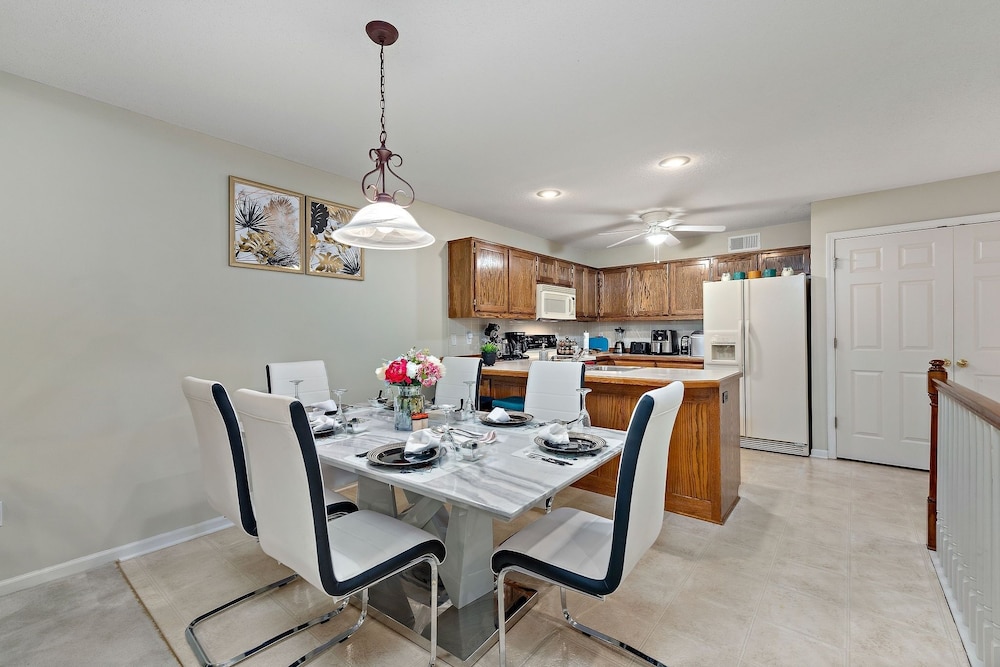 Beautiful Townhome 11 Minutes To Downtown 3 Bedroom Townhouse