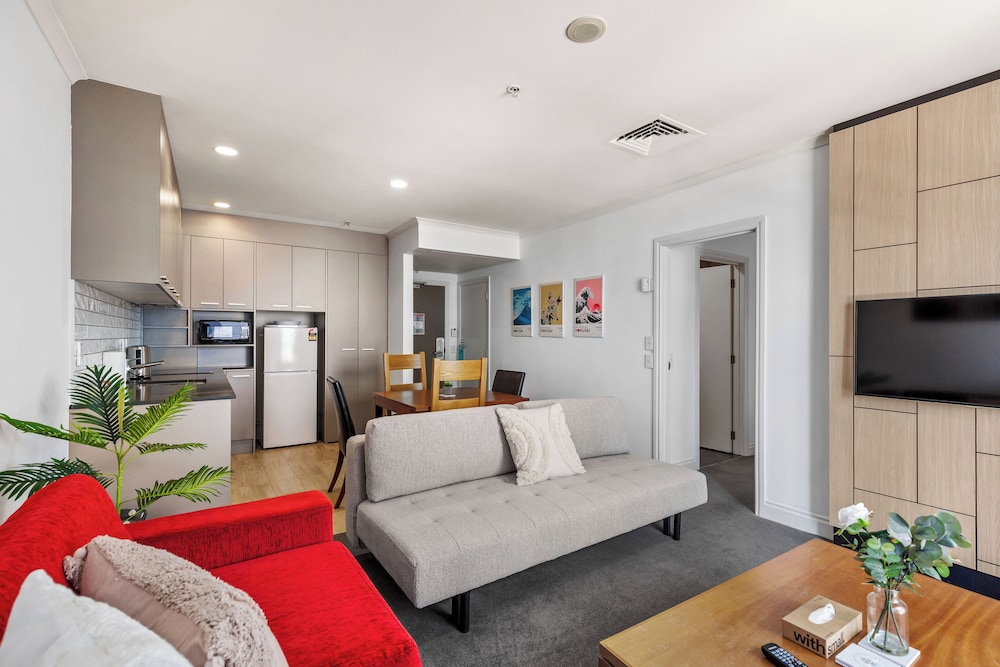 City Getaway 1BR Apt w Pool & Gym I Zodiak Stays