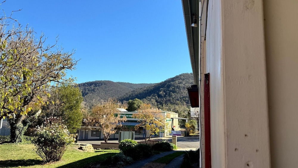 Colonial Bank Motel
