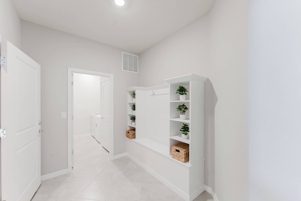 Stunning 8BR Pool Gameroom Minutes to Disney