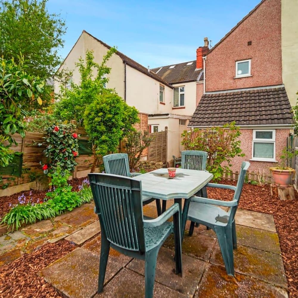 4 Bed Homely Retreat - Wolverhampton view 5