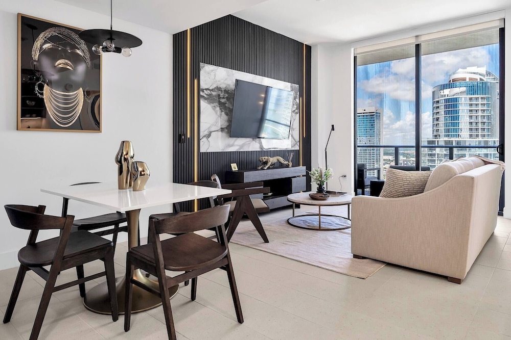 Luxury 1BR Penthouse, Bay & City Views Downtown