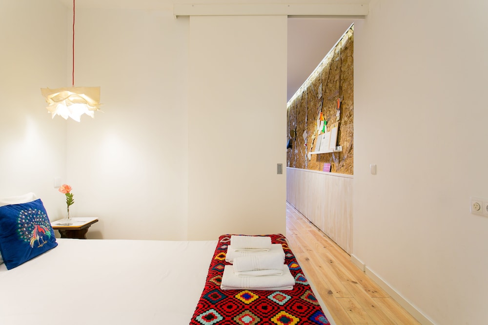 JOIVY Chic 1-bed Apt moments to Luis de Camões Sq view 4