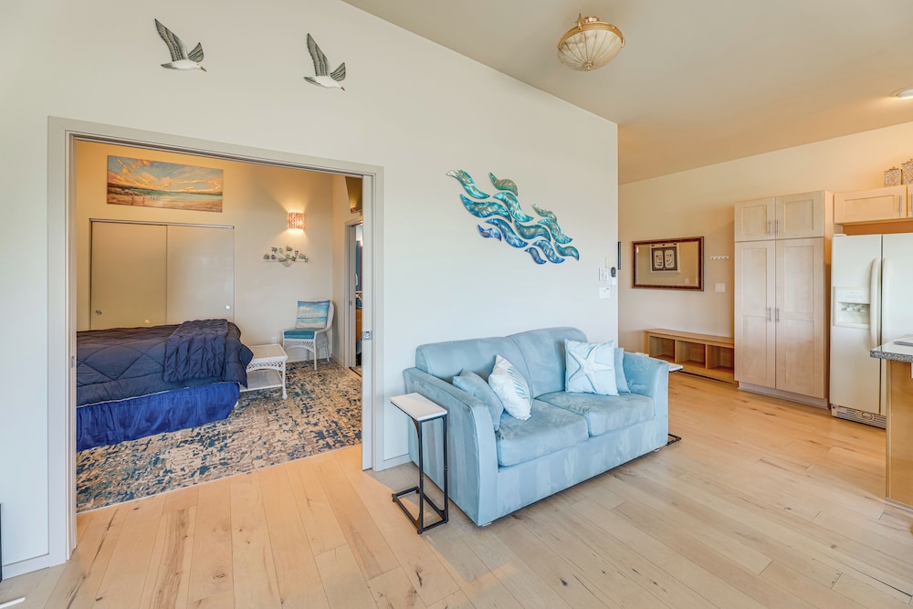 Steps to Pirate Cove: Oregon Coast Condo w/ View
