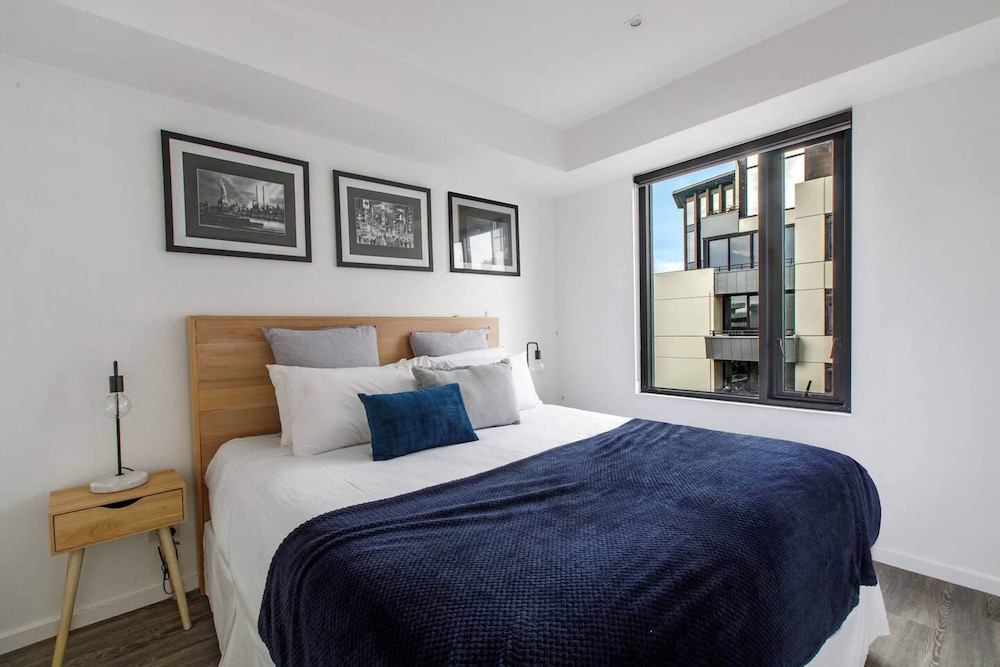 Beautiful 2BR APT With Balcony, Pool and Gym