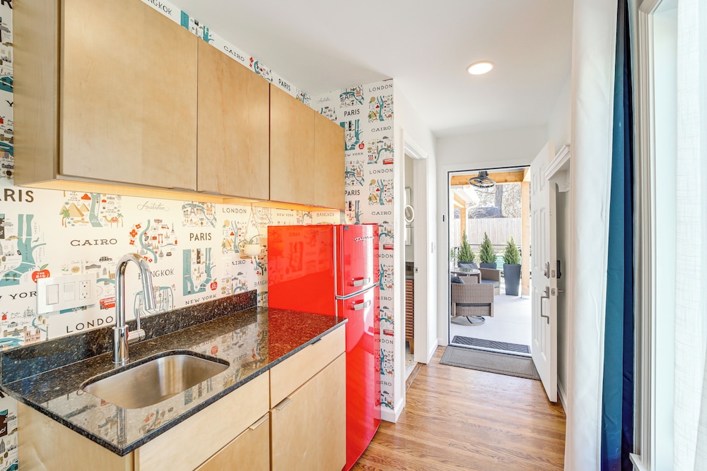 Walk to Gathering Place & Brookside: Tulsa Studio