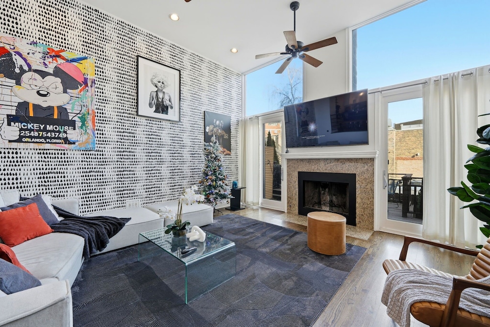 River West Modern 4-bd Home With Patio Balcony