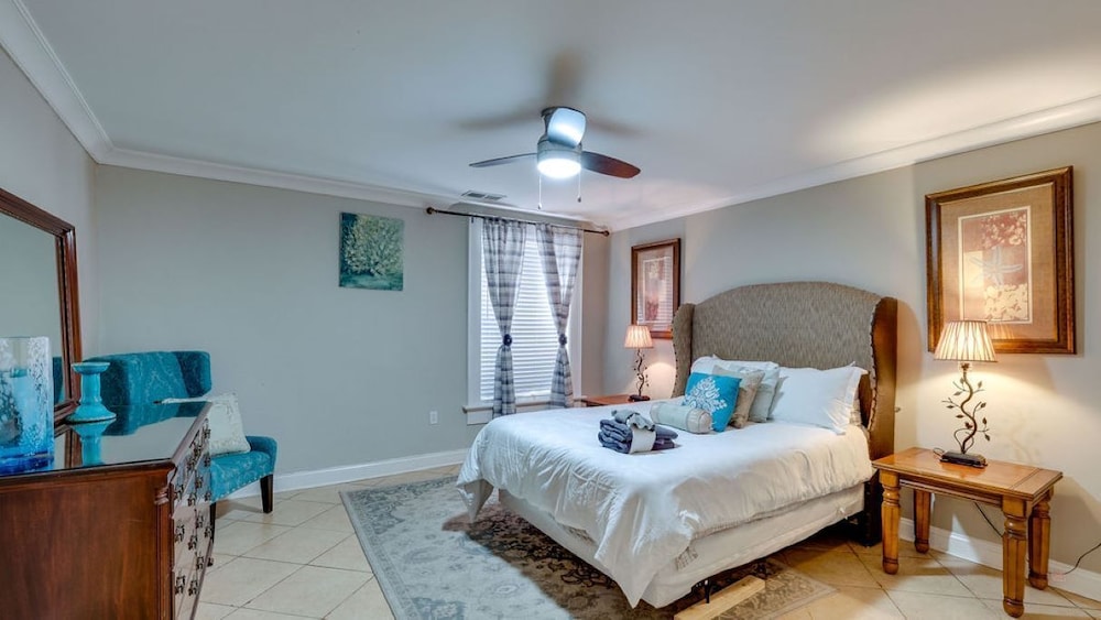 4 BR Beauty blocks from the River view 5