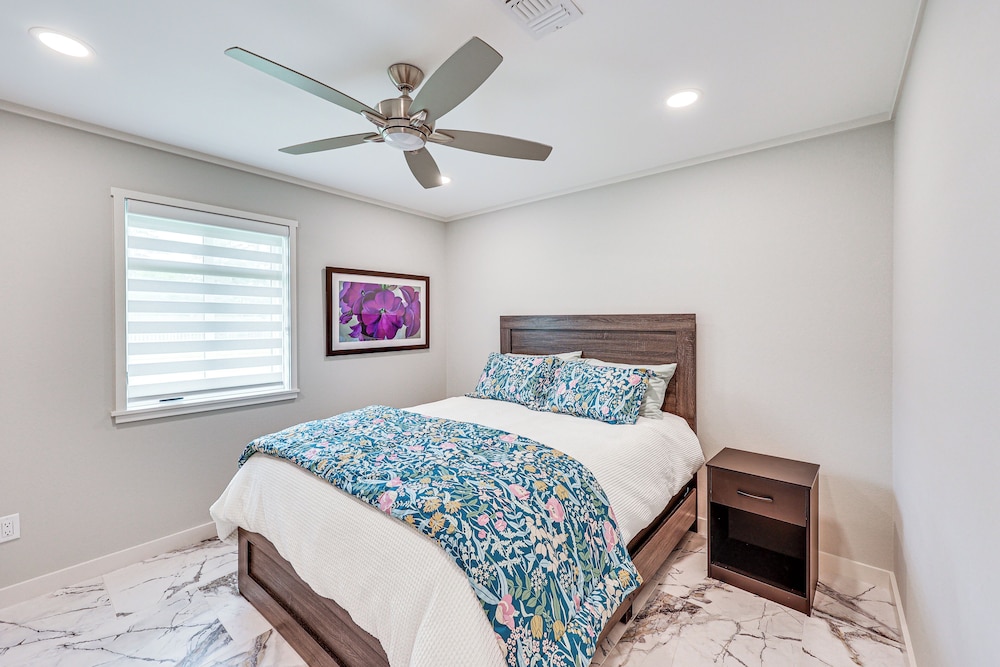 < 1 Mi to Sau: Newly Renovated Home w/ Yard!