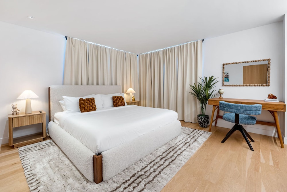 The Santa Monica Sunset - Beachfront Luxury