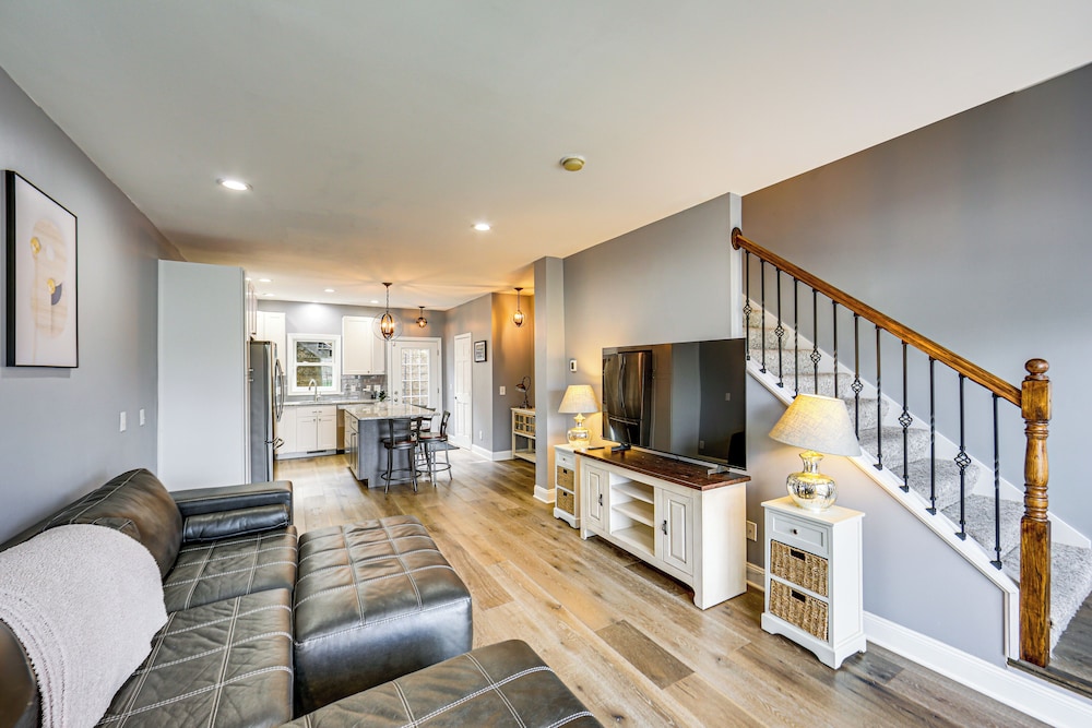 2 Mi to Market Sq! Row House w/ Dedicated Office