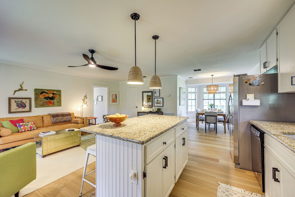 Mod on the Guad Home w/ Lake Mcqueeney Views!