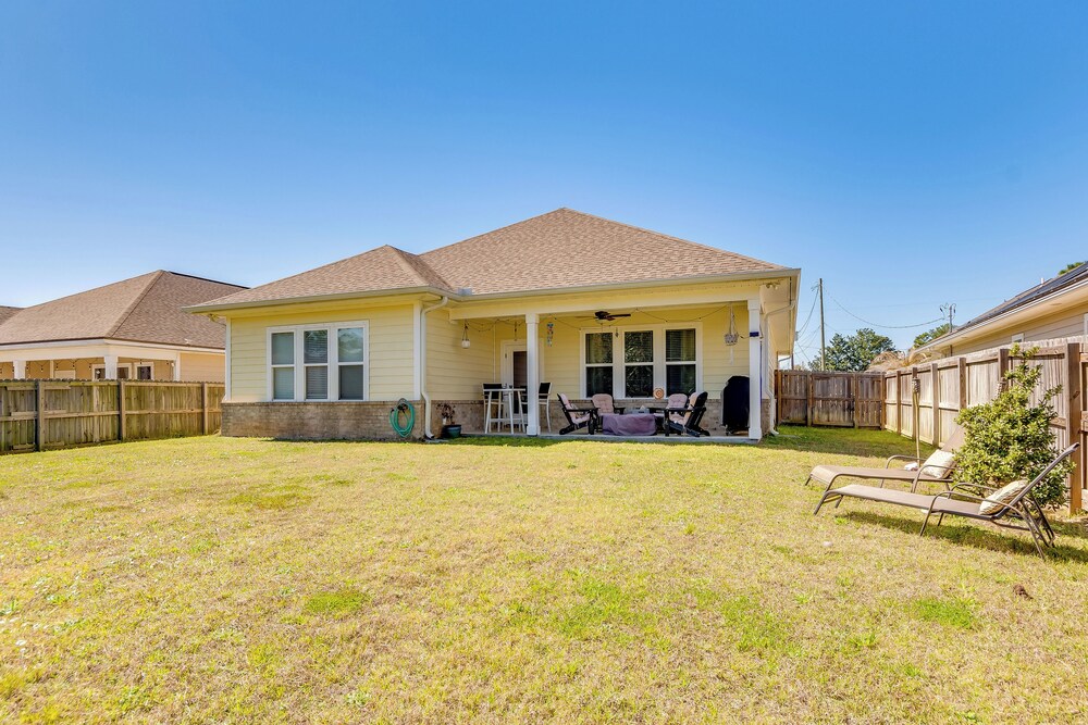 2 Mi to Beach: Bright Navarre Home w/ Fire Pit!