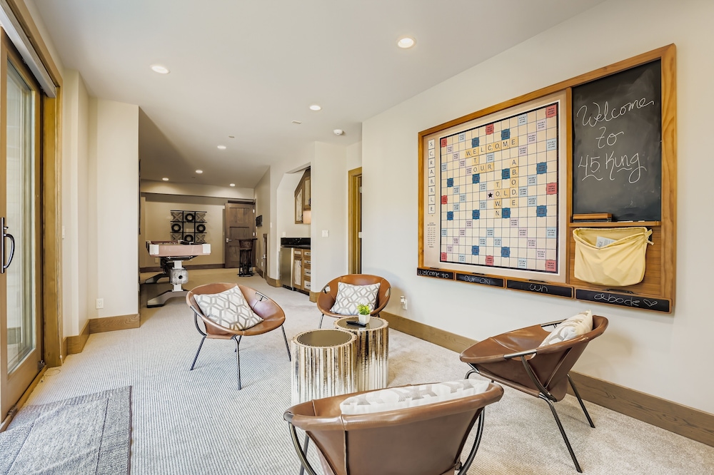 King Road Luxury Lodge, Private Hottub, Game Room, Media Room 45 4 Bedroom Home